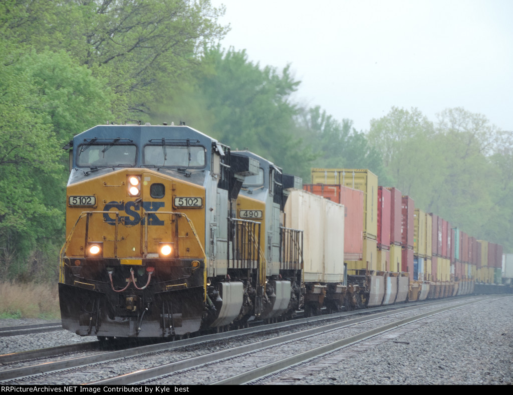 CSX 5102 on I009 